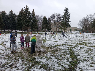 Družina - hrátky na sněhu